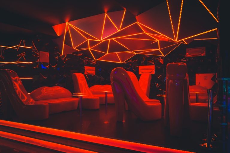 Fotel Stiletto tapicerowany na wymiar, zbliżenie tapicerki