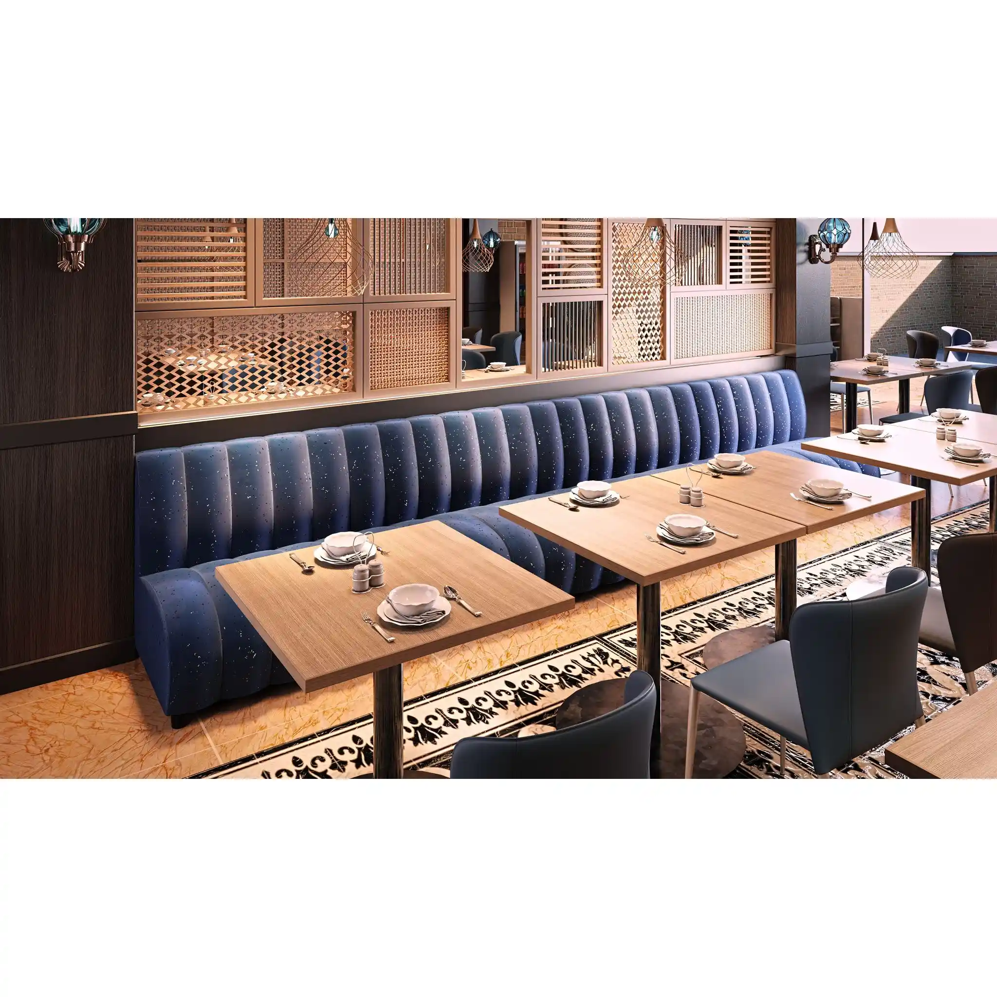 Granatowa loża ciągła z pionowymi przeszyciami i drewniane stoły w sali restauracji