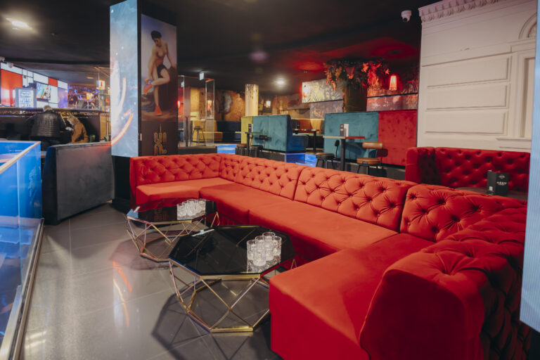 wnętrze Klubu Hype, ujęcie od strony parkietu | Pikowana sofa Chesterfield w strefie lóż Klubu Hype w Szczecinie