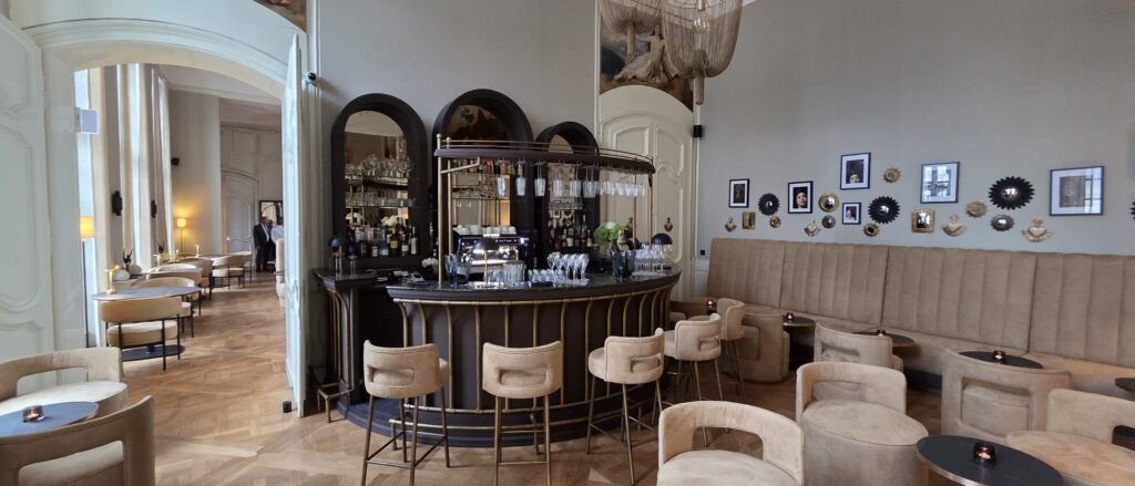 Bar hotelowy z hokerami tapicerowanymi i lustrzanymi wnękami, meble na wymiar