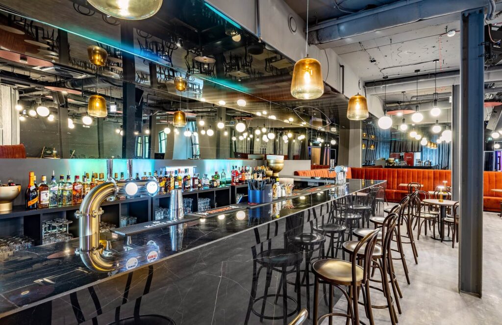 Bar z hokerami i loże tapicerowane Paris w tle, Krzywy Domek Sopot, meble na wymiar