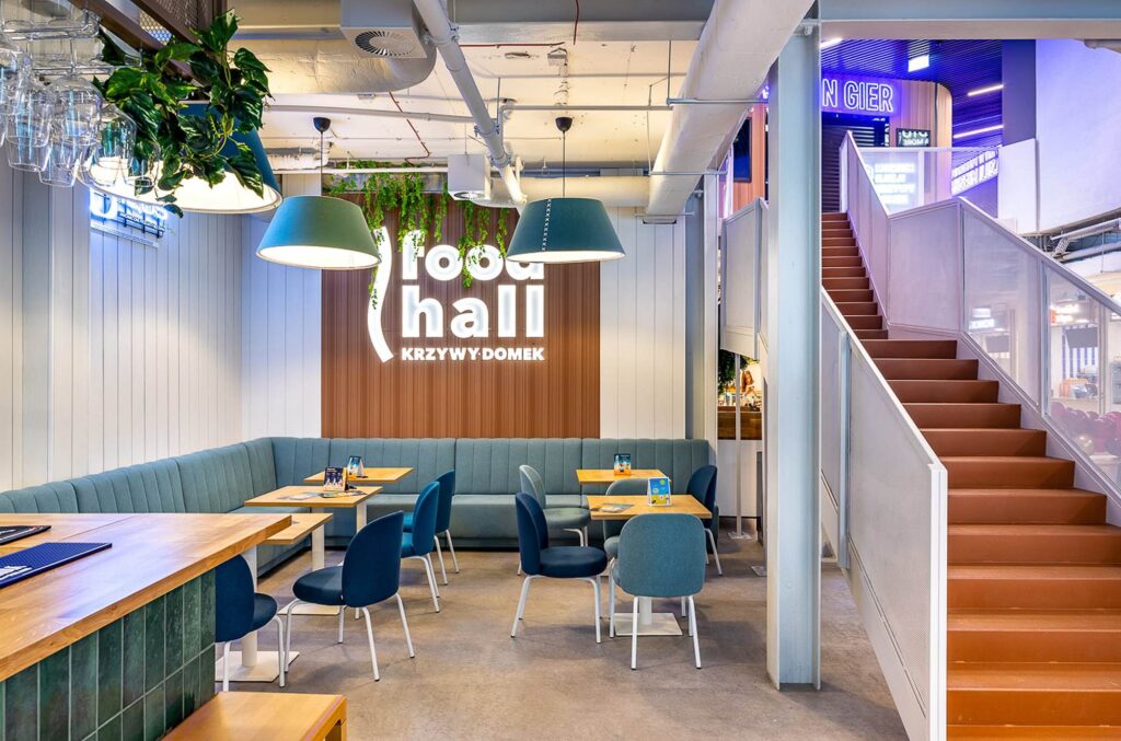 Sala food hallu z rdzawymi lożami tapicerowanymi na wymiar, Krzywy Domek w Sopocie