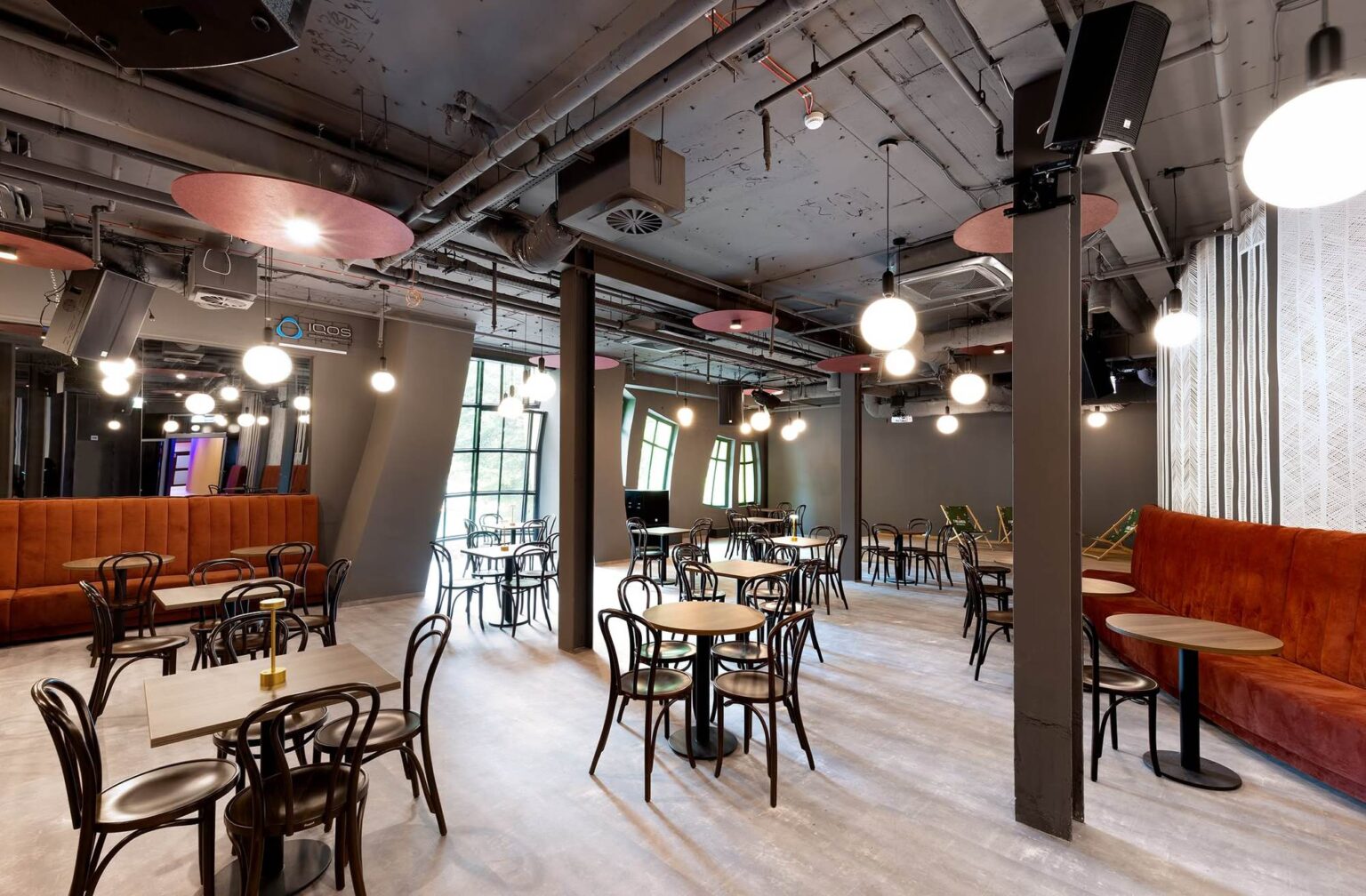 Rdzawe loże tapicerowane model Paris dopasowane do łuku ściany, food hall Krzywy Domek w Sopocie