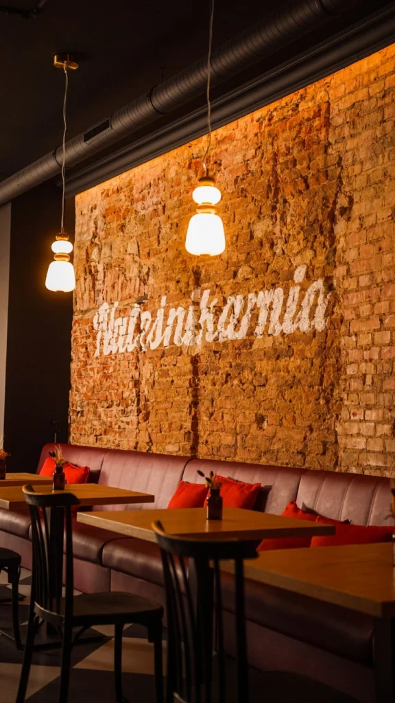 Loża Box I w skaju z czerwonymi poduszkami i lampami wiszącymi, wieczorem w naleśnikarni w Bytomiu