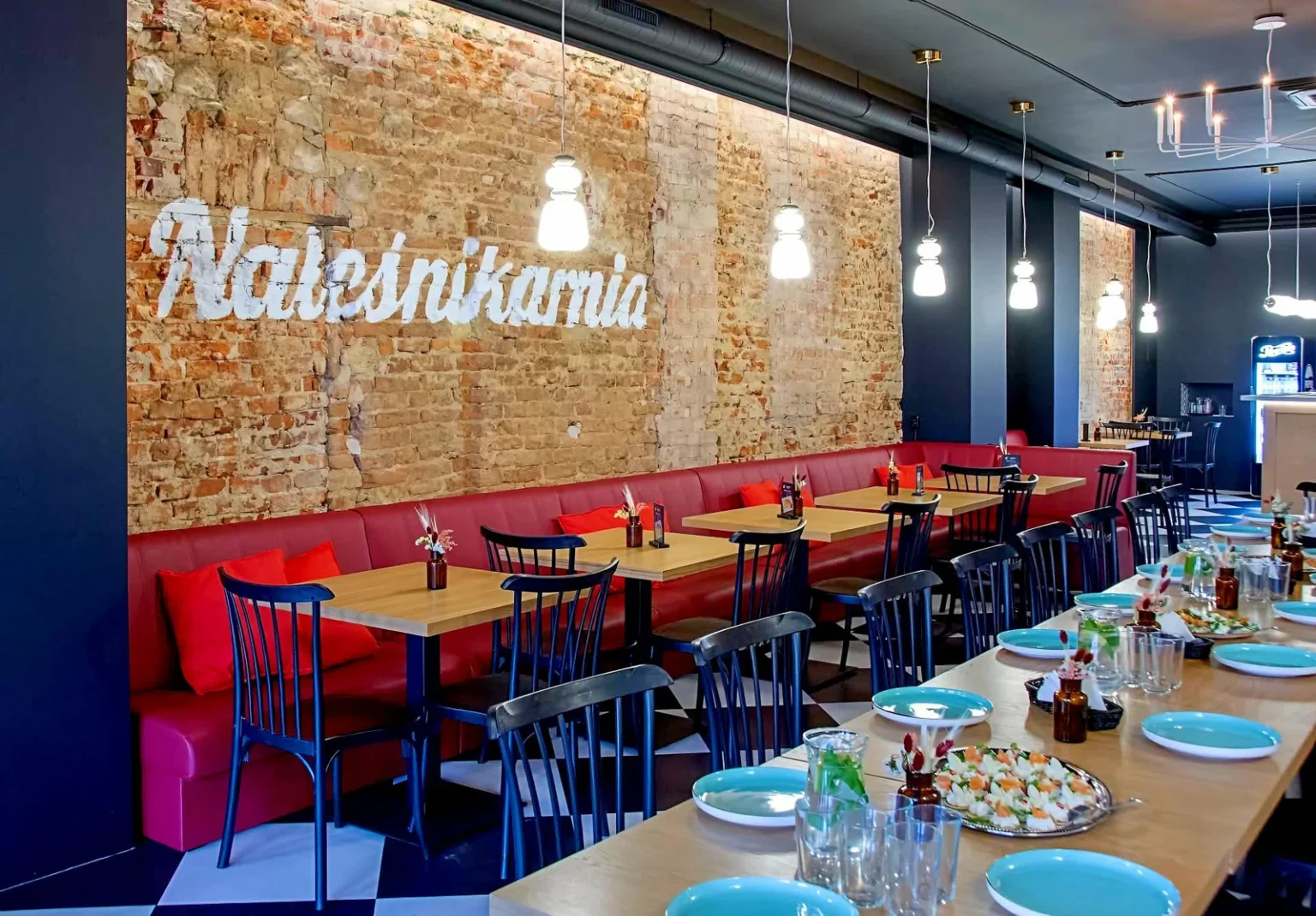 zerwona loża Box I na wymiar przy ceglanej ścianie z napisem Naleśnikarnia w restauracji w Bytomiu
