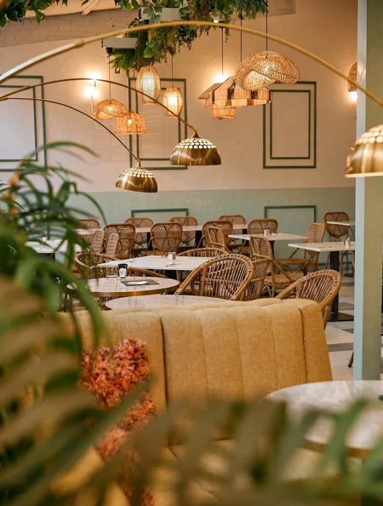 Detal tapicerki loży Paris w przeszklonej sali restauracji w Budapeszcie