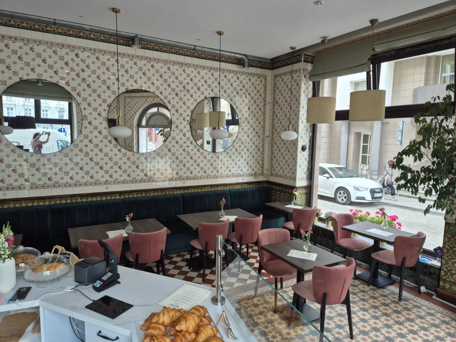 Loża Paris w butelkowej zieleni pod ścianą z zabytkowych kafli w piekarnio-kawiarni Kaffel w Gliwicach