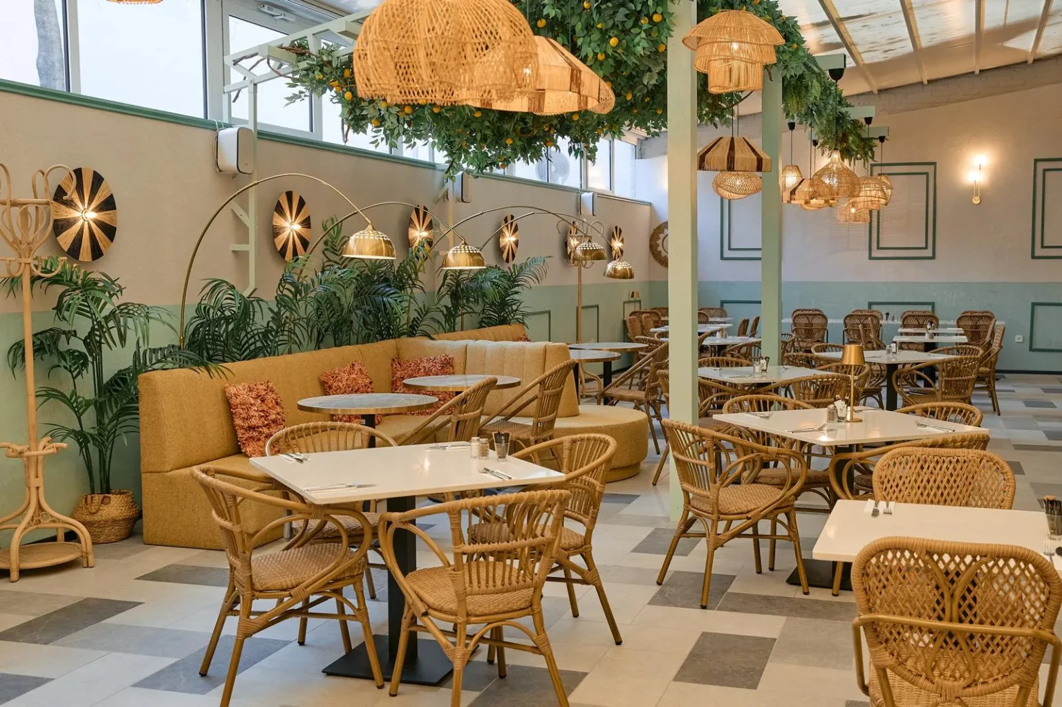 Loża Paris na wymiar w głównej, przeszklonej sali restauracji w Budapeszcie, tapicerka w kolorze musztardowym