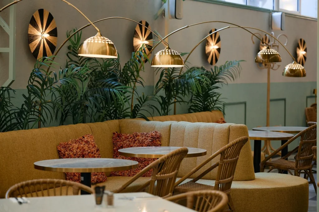 Loża Paris z dekoracyjnym wykończeniem w łuku i marmurowymi stolikami, realizacja dla restauracji na Węgrzech