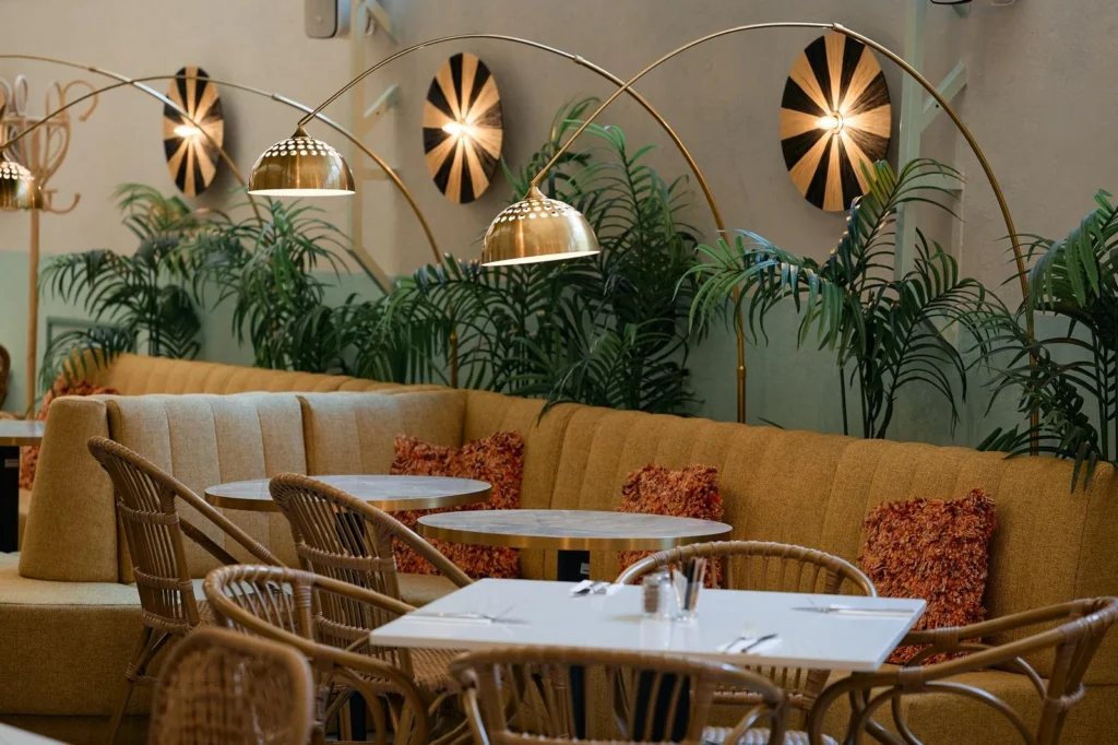 Tkanina obiciowa loży Paris w restauracji w Budapeszcie, widok wzdłuż sali