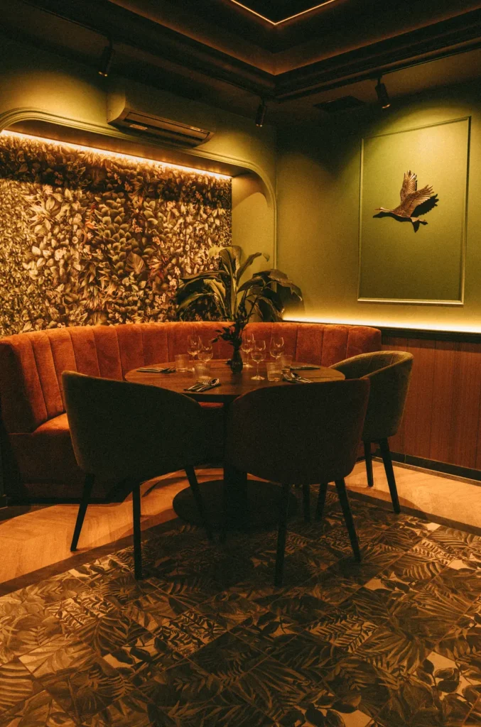 Półokrągła sofa Paris po łuku w rudej tapicerce, dopasowana do narożnika sali w restauracji Restbotanica w Katowicach