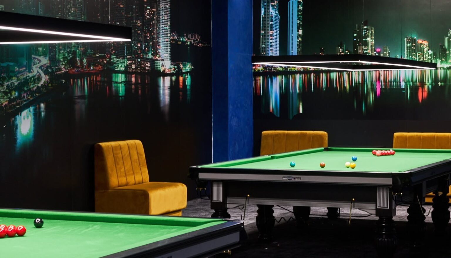 Musztardowe loże Paris na wymiar przy stołach snookerowych w centrum bilardowym Złota Bila w Warszawie