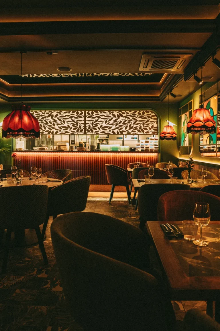 szeroki kadr sali z otwartą kuchnią | Sala restauracyjna z krzesłami 121 przy stolikach