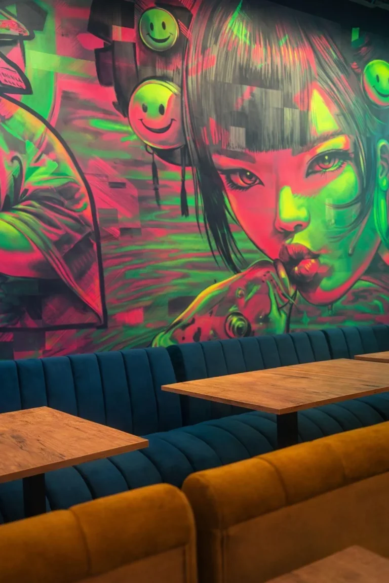 Loże Babilon w kolorze musztardowym i morskim w sali restauracji