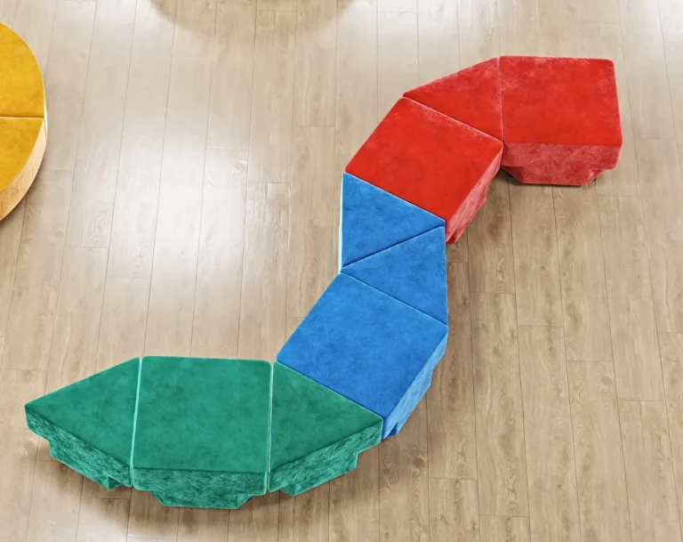 Kompozycja z kwadratowych pufów Snake 3 i trójkątnych Snake 5 w kolorze zielonym, niebieskim i czerwonym
